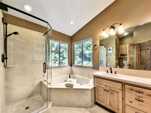 Beautiful South Lake Tahoe 6 Bedroom Home Sleeps 14