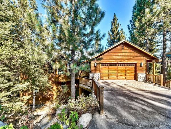Beautiful South Lake Tahoe 6 Bedroom Home Sleeps 14