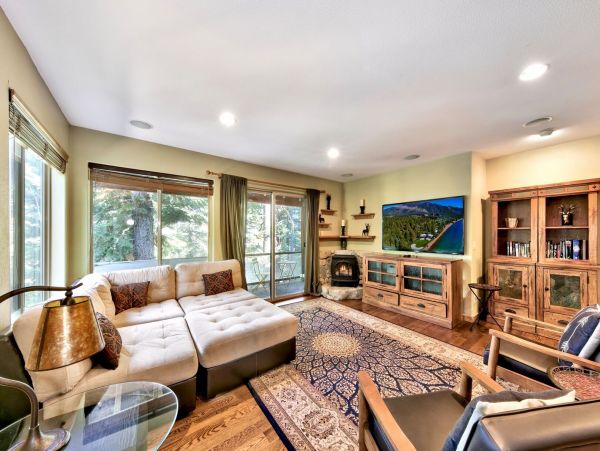 Beautiful South Lake Tahoe 6 Bedroom Home Sleeps 14