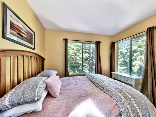 Beautiful South Lake Tahoe 6 Bedroom Home Sleeps 14