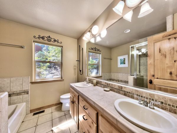 Beautiful South Lake Tahoe 6 Bedroom Home Sleeps 14