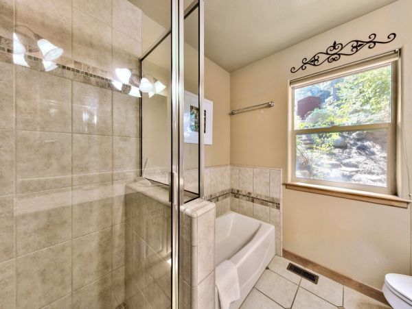 Beautiful South Lake Tahoe 6 Bedroom Home Sleeps 14