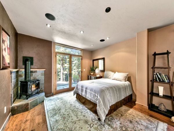Beautiful South Lake Tahoe 6 Bedroom Home Sleeps 14