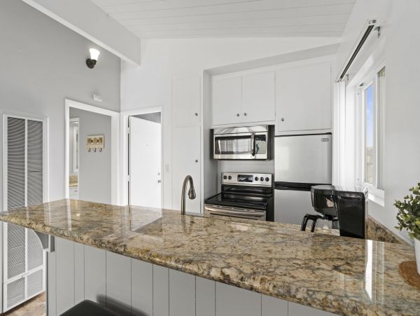 Newport Beach Condo 998435