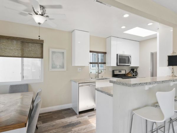 Newport Beach Condo 998439