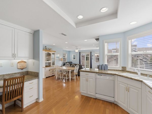 Newport Beach Condo 998440