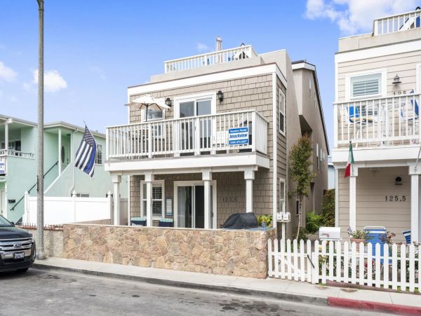 Newport Beach Condo 998440