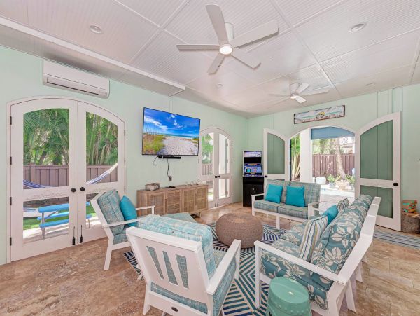 Gorgeous 5 Bedroom One House Back From Beach