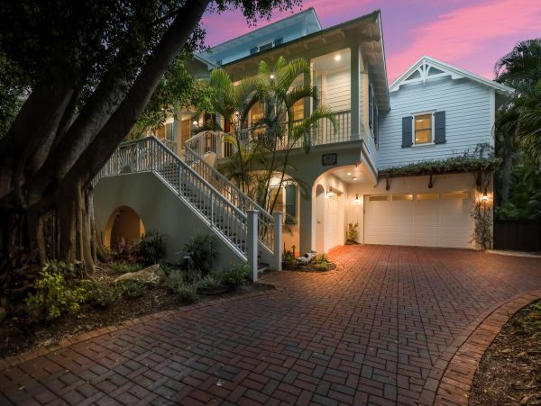 Gorgeous 5 Bedroom One House Back From Beach