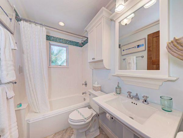 Gorgeous 5 Bedroom One House Back From Beach