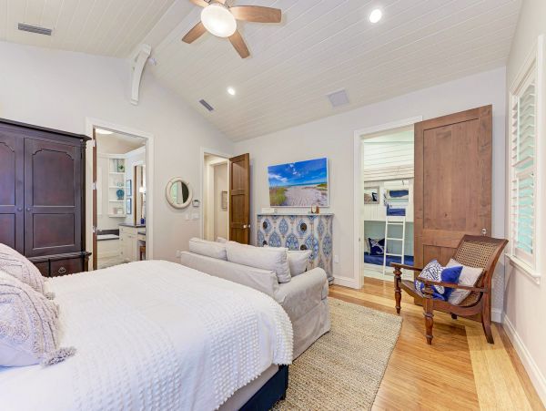 Gorgeous 5 Bedroom One House Back From Beach