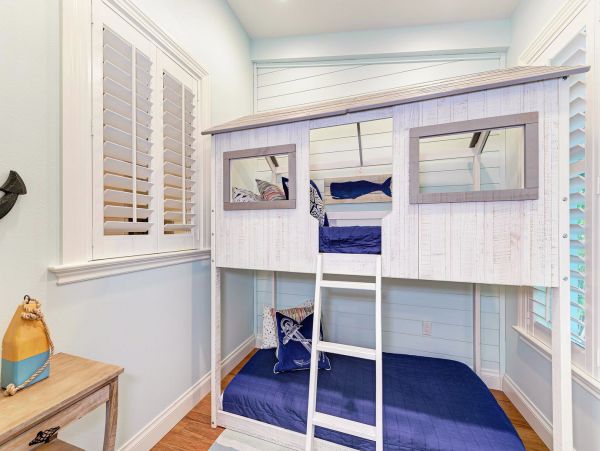 Gorgeous 5 Bedroom One House Back From Beach