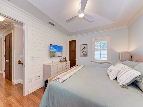 Gorgeous 5 Bedroom One House Back From Beach