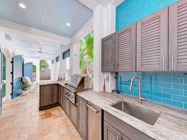 Gorgeous 5 Bedroom One House Back From Beach
