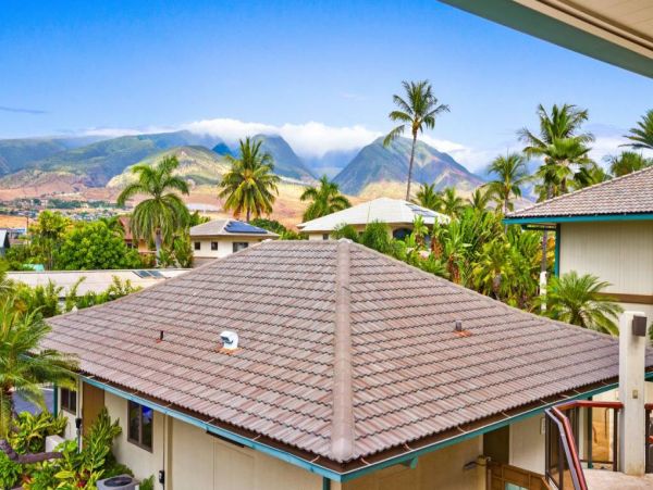 Luxurious 3 Bedroom Oceanfront Vacation Condo in Lahaina
