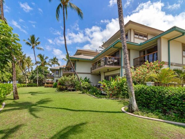 Luxurious 3 Bedroom Oceanfront Vacation Condo in Lahaina