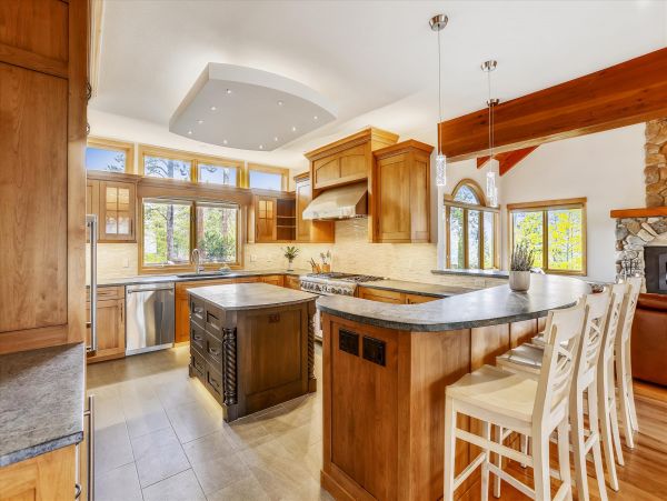 5 Bedrooms Vacation Home in Breckenridge Sleeps 14 Guests