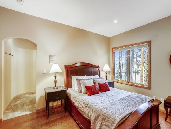 5 Bedrooms Vacation Home in Breckenridge Sleeps 14 Guests