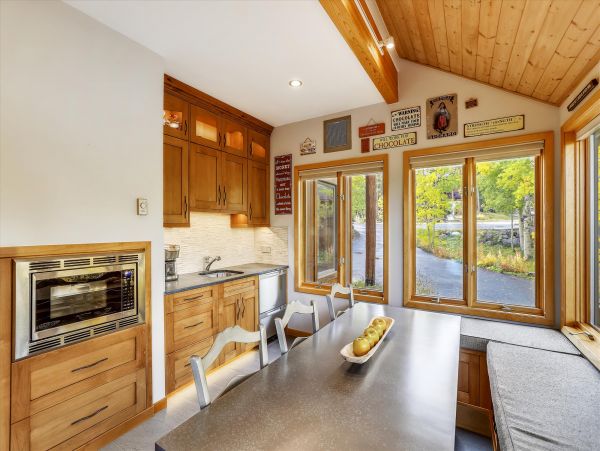 5 Bedrooms Vacation Home in Breckenridge Sleeps 14 Guests