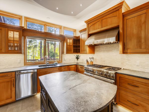 5 Bedrooms Vacation Home in Breckenridge Sleeps 14 Guests
