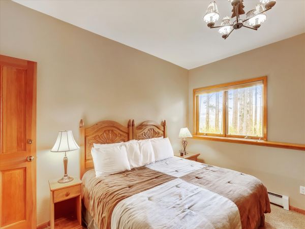 5 Bedrooms Vacation Home in Breckenridge Sleeps 14 Guests