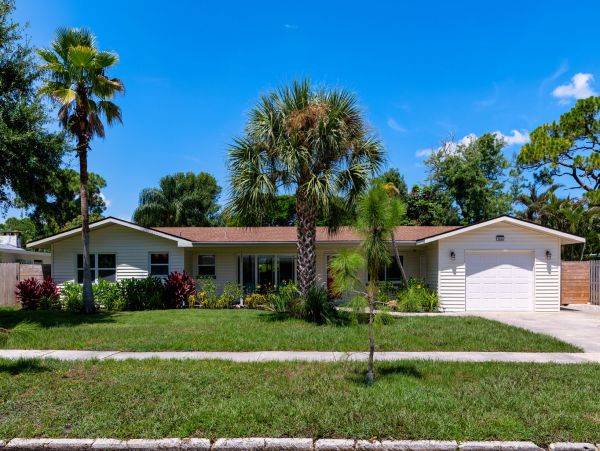 Four Bedroom Vacation Home in Bradenton Sleeps 8 Guests