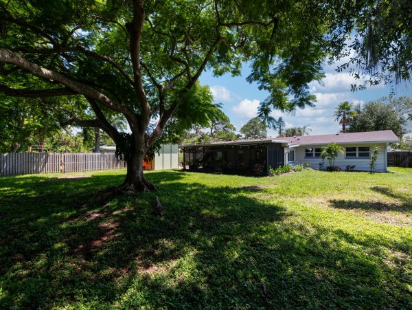 Four Bedroom Vacation Home in Bradenton Sleeps 8 Guests
