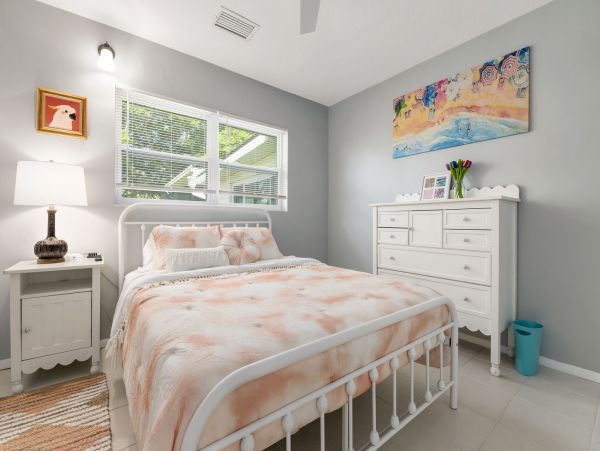 Four Bedroom Vacation Home in Bradenton Sleeps 8 Guests