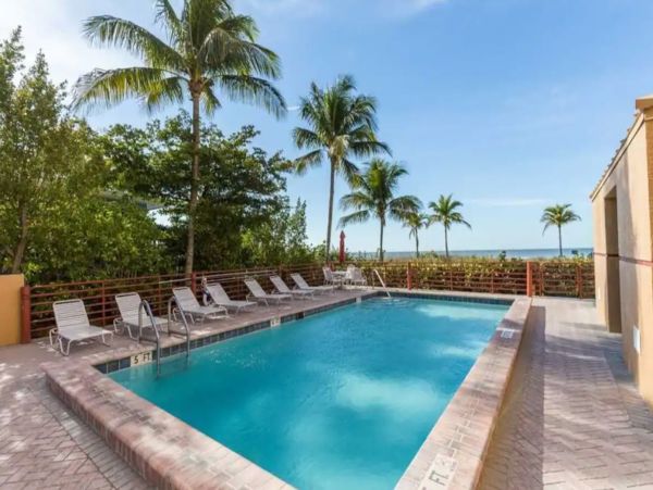 Fantastic Beachfront Vacation Condo in Fort Myers 6 Guests