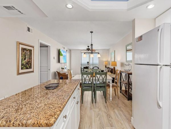 Fantastic Beachfront Vacation Condo in Fort Myers 6 Guests
