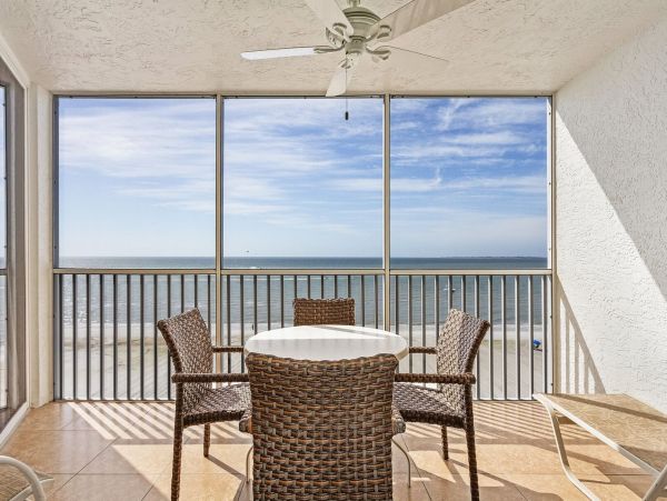 Fantastic Beachfront Vacation Condo in Fort Myers 6 Guests