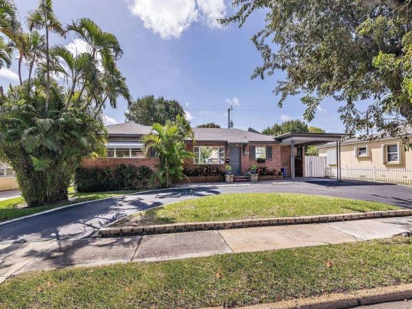 West Palm Beach Three Bedroom Vacation Home Sleeps 6 Guests