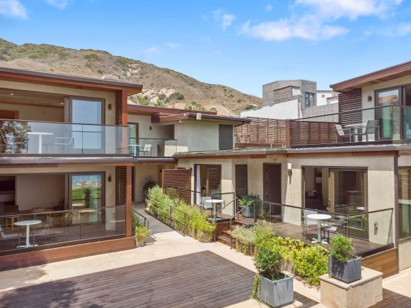 Malibu Condo 998543