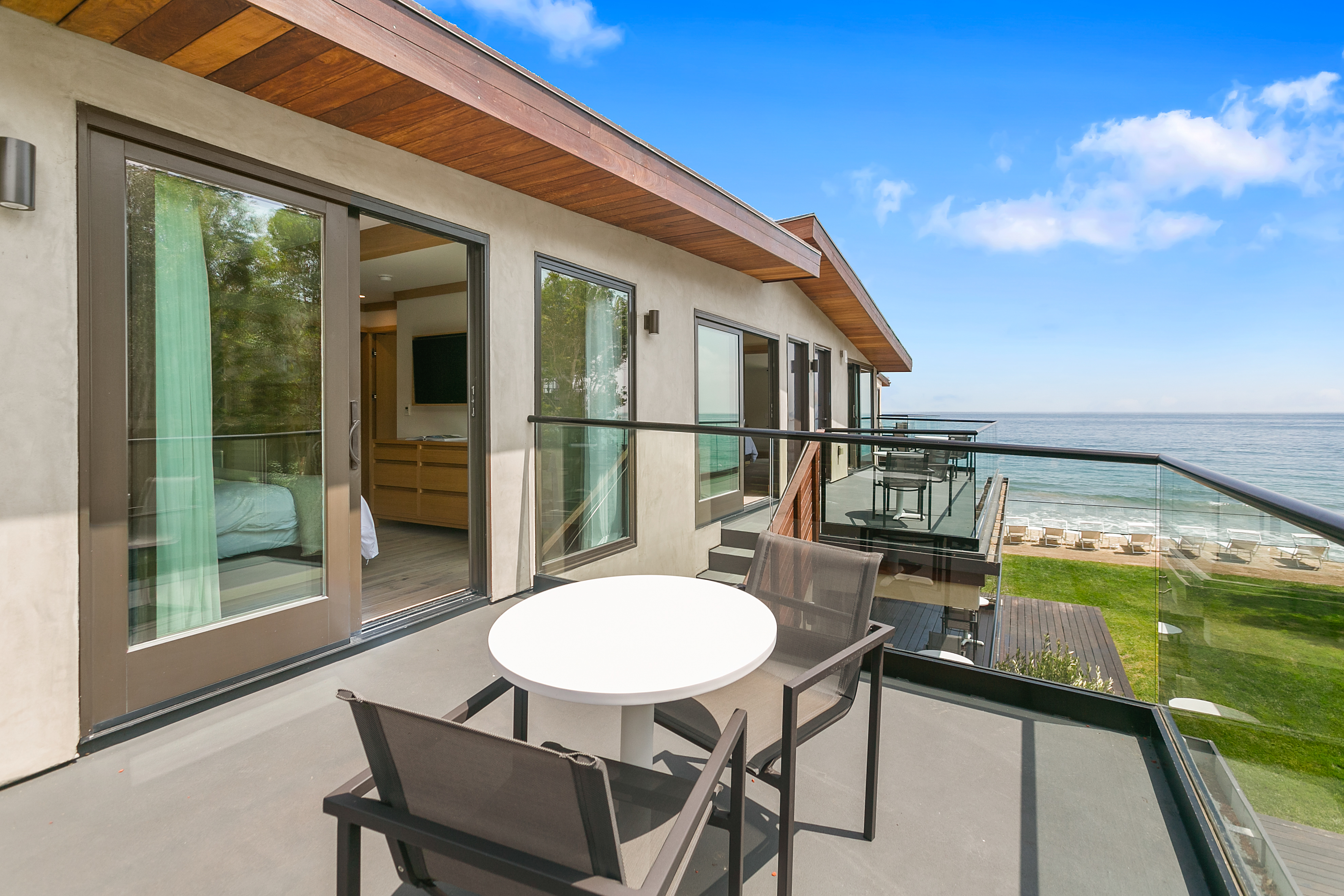 Luxury 3 Bedroom Beach Rental Private Balcony & Ocean Views
