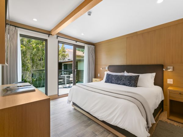 Luxury 3 Bedroom Beach Rental Private Balcony & Ocean Views