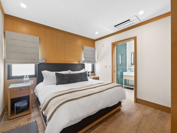 Luxury 3 Bedroom Beach Rental Private Balcony & Ocean Views