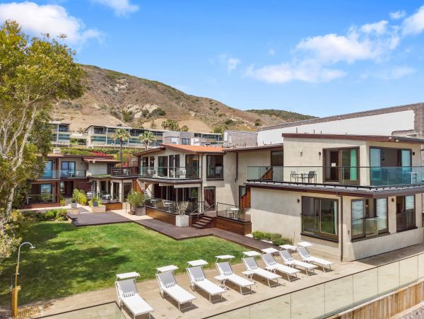 Luxury 3 Bedroom Beach Rental Private Balcony & Ocean Views