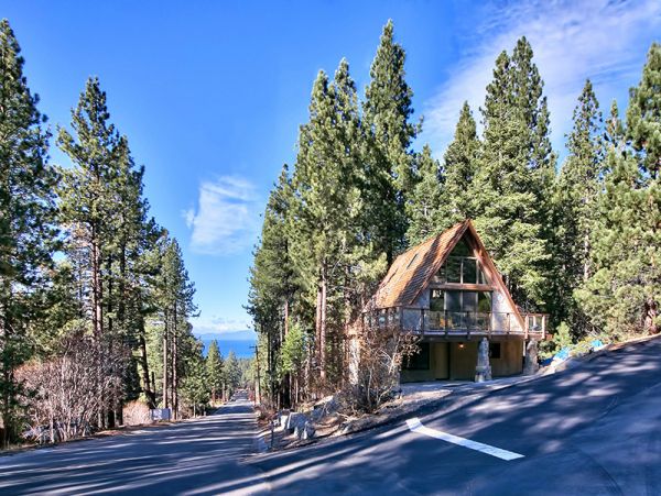 South Lake Tahoe Charming Four Bedroom Home with Lake View