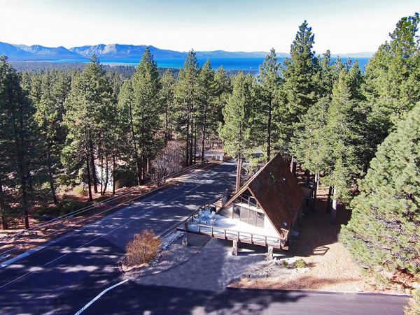 South Lake Tahoe Charming Four Bedroom Home with Lake View