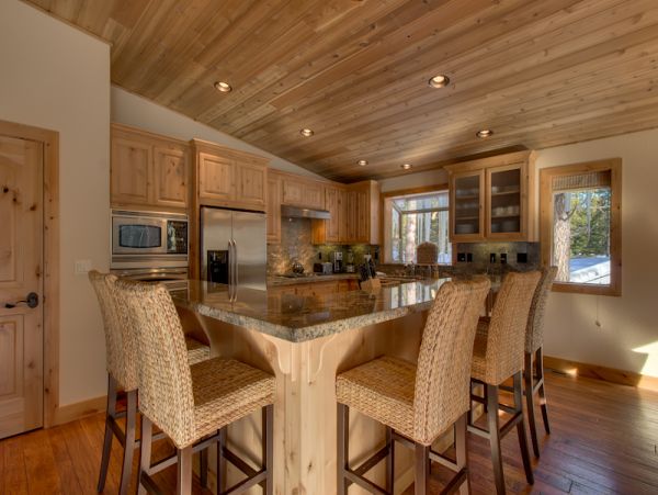 Beautiful Upscale Luxury Cabin with Hot Tub in Lake Tahoe
