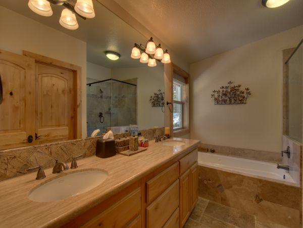 Beautiful Upscale Luxury Cabin with Hot Tub in Lake Tahoe