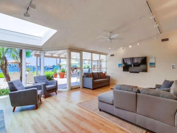Waterfront Estate with 5 Bedrooms Sleeps 15 Guests