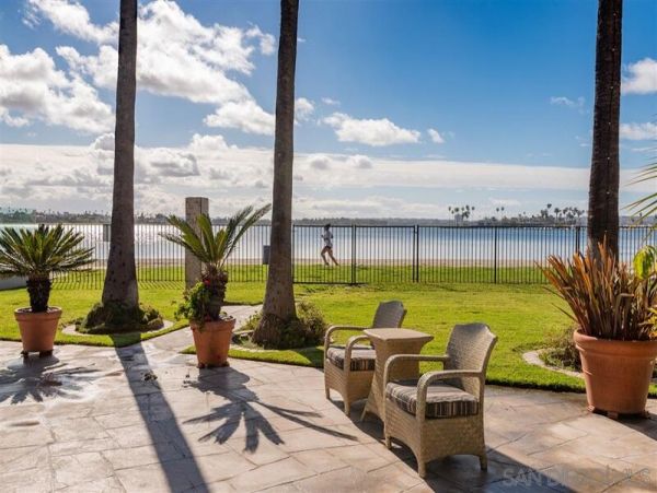 Waterfront Estate with 5 Bedrooms Sleeps 15 Guests