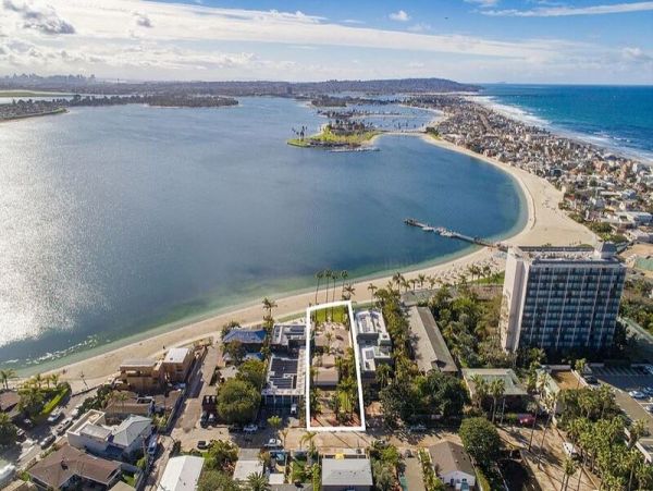 Waterfront Estate with 5 Bedrooms Sleeps 15 Guests