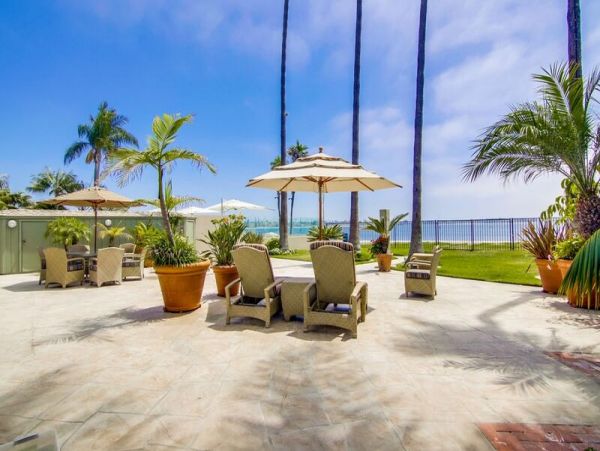 Waterfront Estate with 5 Bedrooms Sleeps 15 Guests
