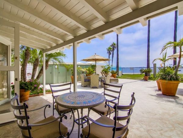 Waterfront Estate with 5 Bedrooms Sleeps 15 Guests