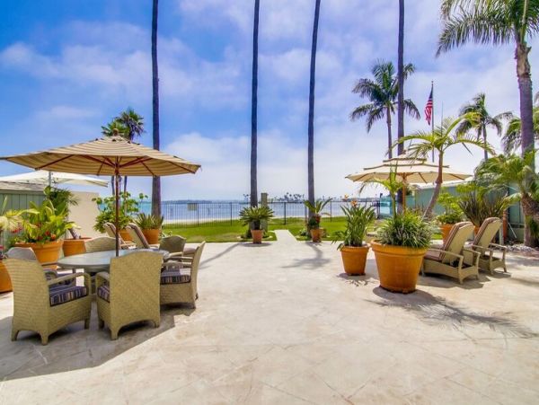 Waterfront Estate with 5 Bedrooms Sleeps 15 Guests