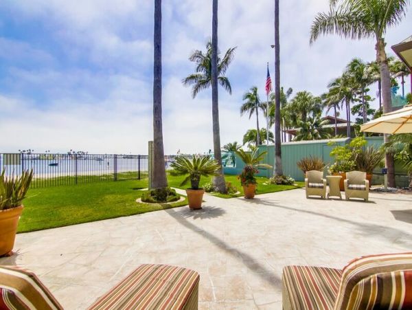 Waterfront Estate with 5 Bedrooms Sleeps 15 Guests