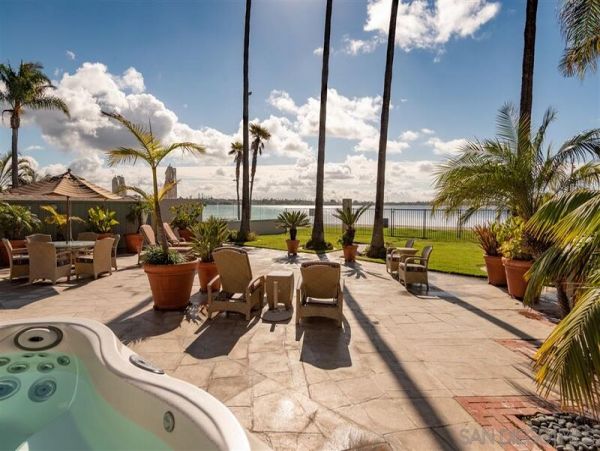 Waterfront Estate with 5 Bedrooms Sleeps 15 Guests