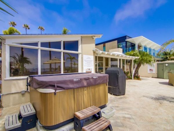 Waterfront Estate with 5 Bedrooms Sleeps 15 Guests